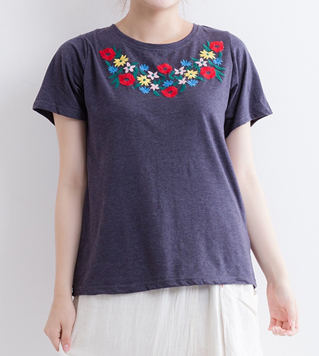 Colorful flower embroidered short sleeve cut - 女装上衣 - 棉 蓝色