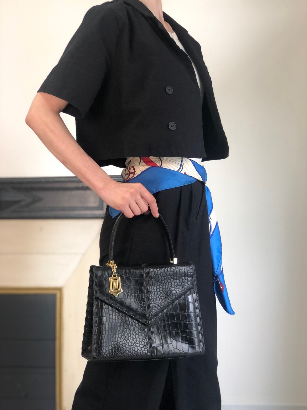 【日本直送 名牌中古包】Yves Saint Laurent 手提包 黑色 YSL 坠饰 皮革 鳄鱼压纹 vintage dxsc3k - 手提包/手提袋 - 真皮 黑色
