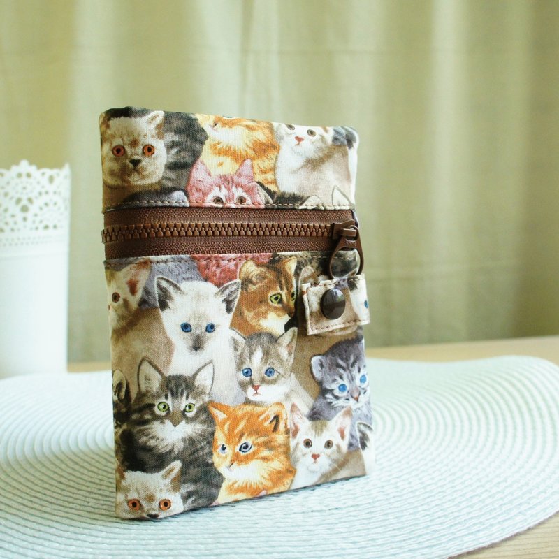 Lovely美国布【猫咪双拉链多功能短夹护照套】布书套 - 护照夹/护照套 - 棉．麻 咖啡色