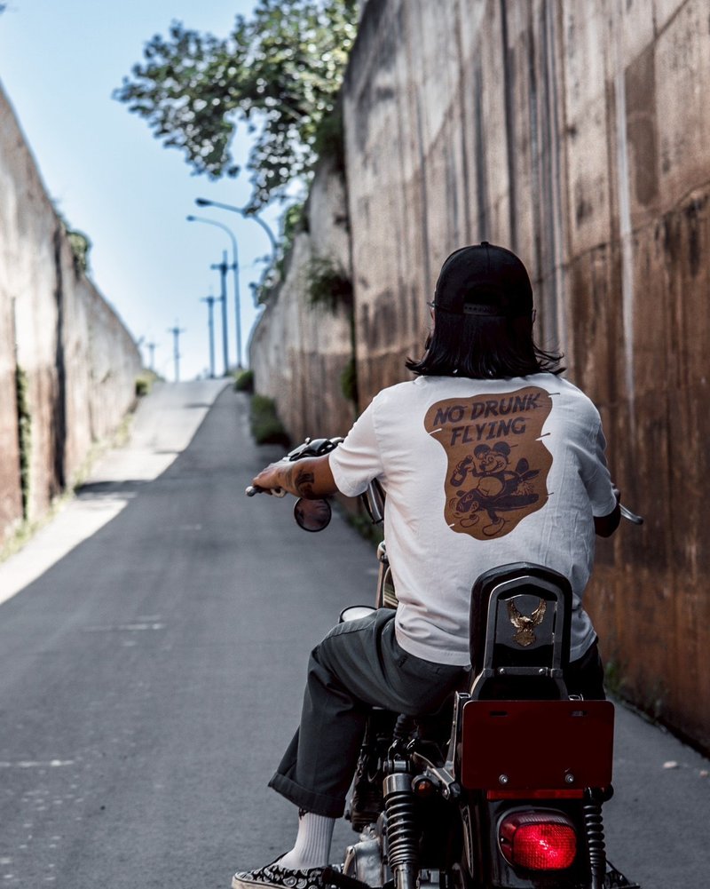 ''AFTER WORK'' NO DRUNK FLYING T-SHIRT 白 - 男装上衣/T 恤 - 棉．麻 白色