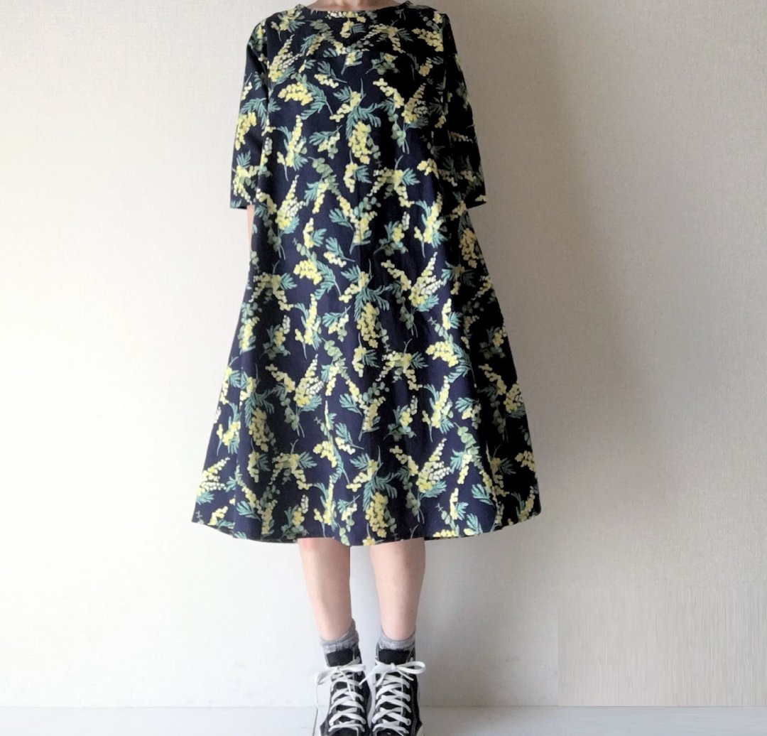 Mimosa flower pattern　one-piece　dress - 洋装/连衣裙 - 棉 黑色