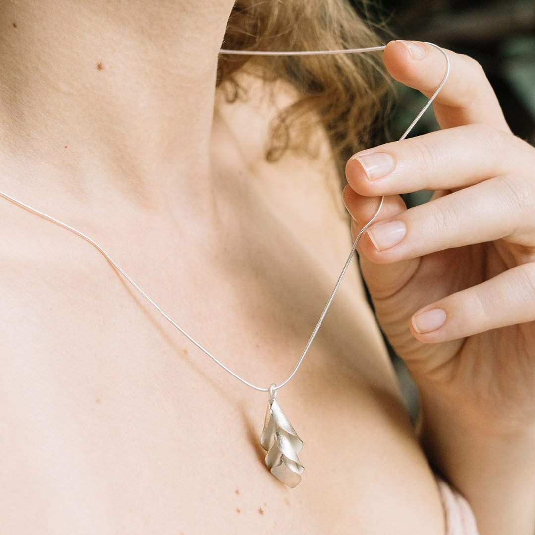Three hanging Calla lily flowers silver pendant necklace (N0122) - 项链 - 银 银色