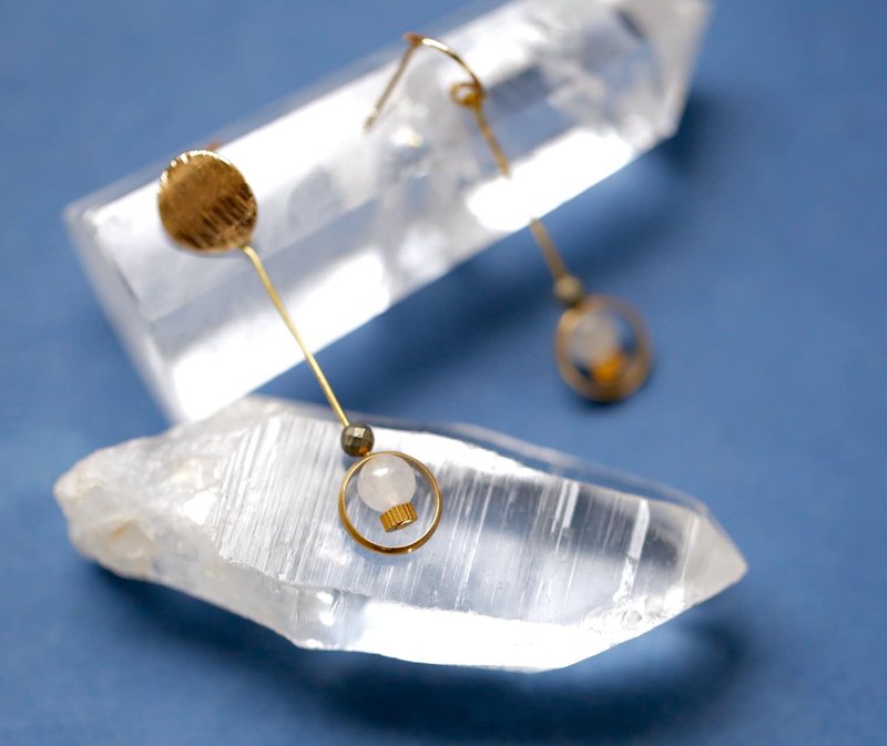 仅一件||金杯||黄铁矿白玉几何垂坠耳环/快速出货 生日礼物 - 耳环/耳夹 - 水晶 金色
