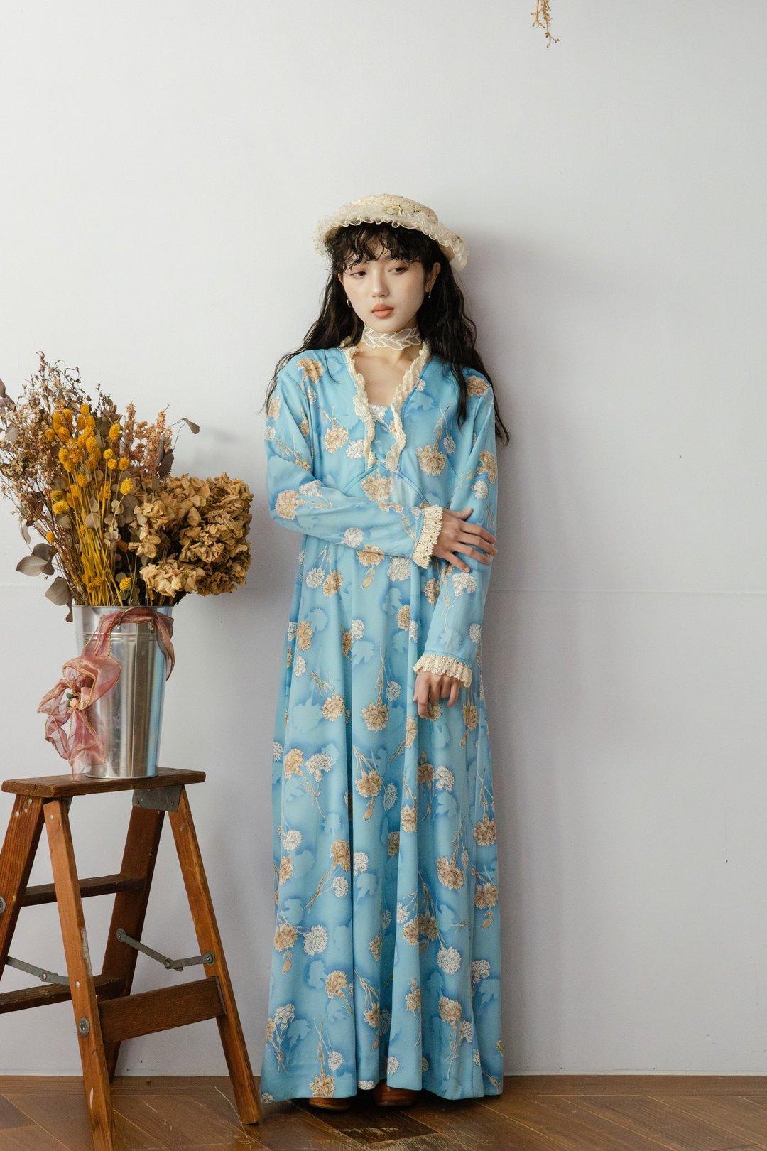 袅袅百货公司-Vintage  蓝色底白棕花卉蕾丝滚边美国洋装 - 洋装/连衣裙 - 聚酯纤维 