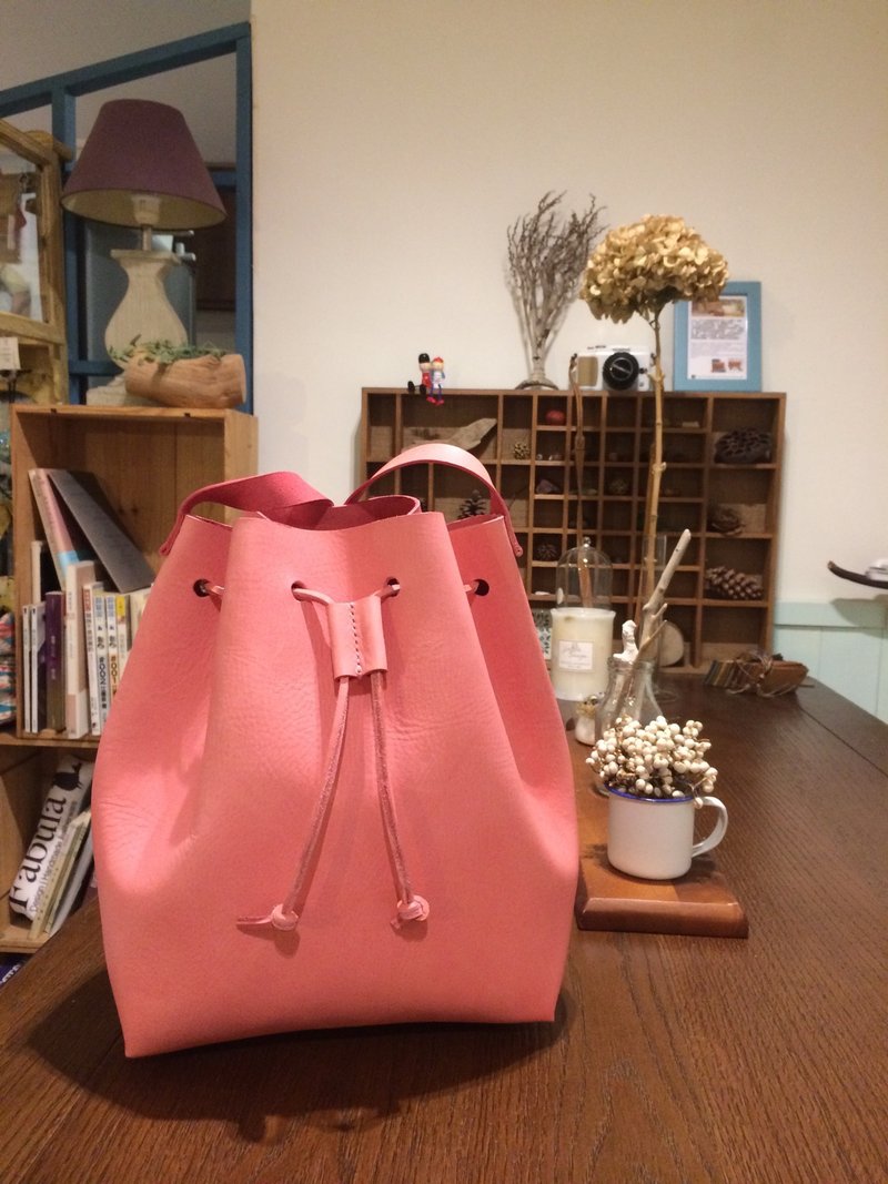 手缝皮革粉红色水桶包 侧背包 by Fabula 定制化 复古 bucket bag - 侧背包/斜挎包 - 真皮 粉红色