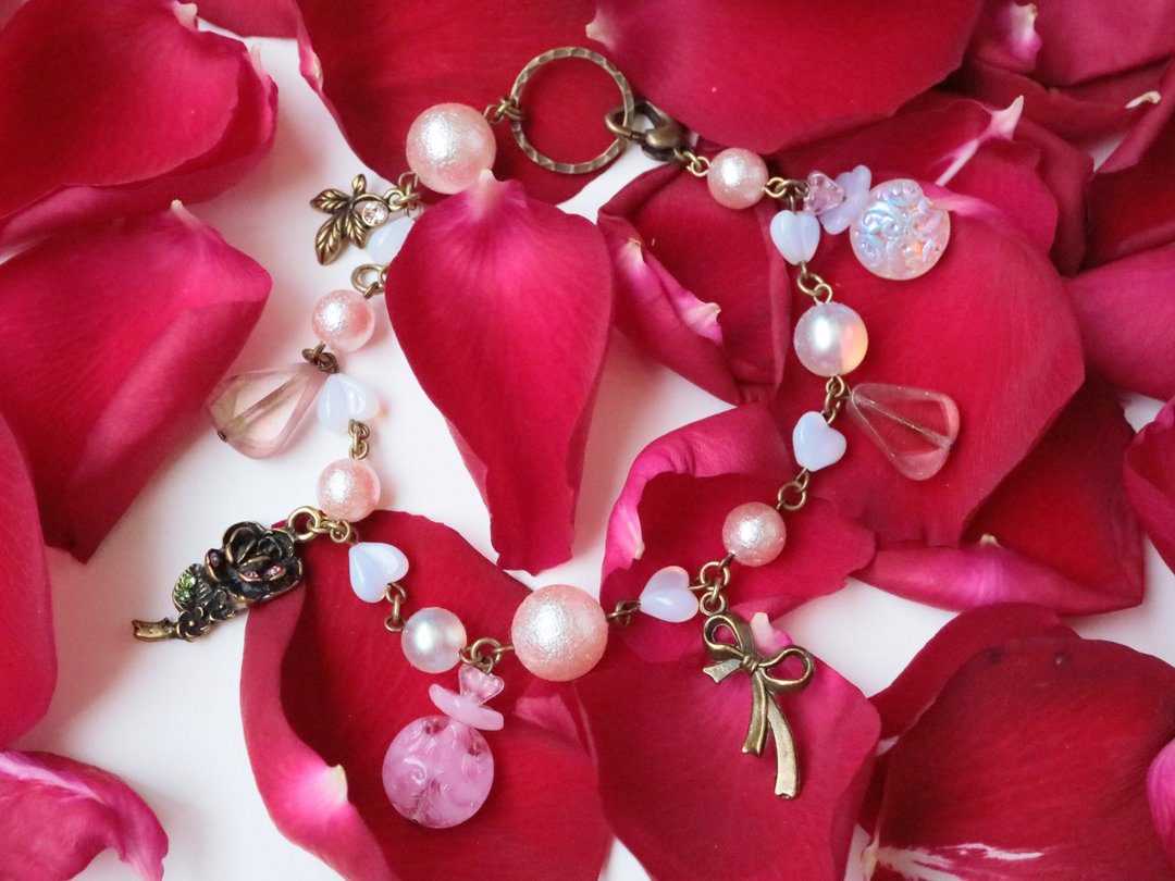 Art Deco Fairy and Perfume Bottle Bag Charm Pink and Antique Gold Romantic Elegant Fragrance Rose Rose Flower Cute - 吊饰 - 玻璃 粉红色