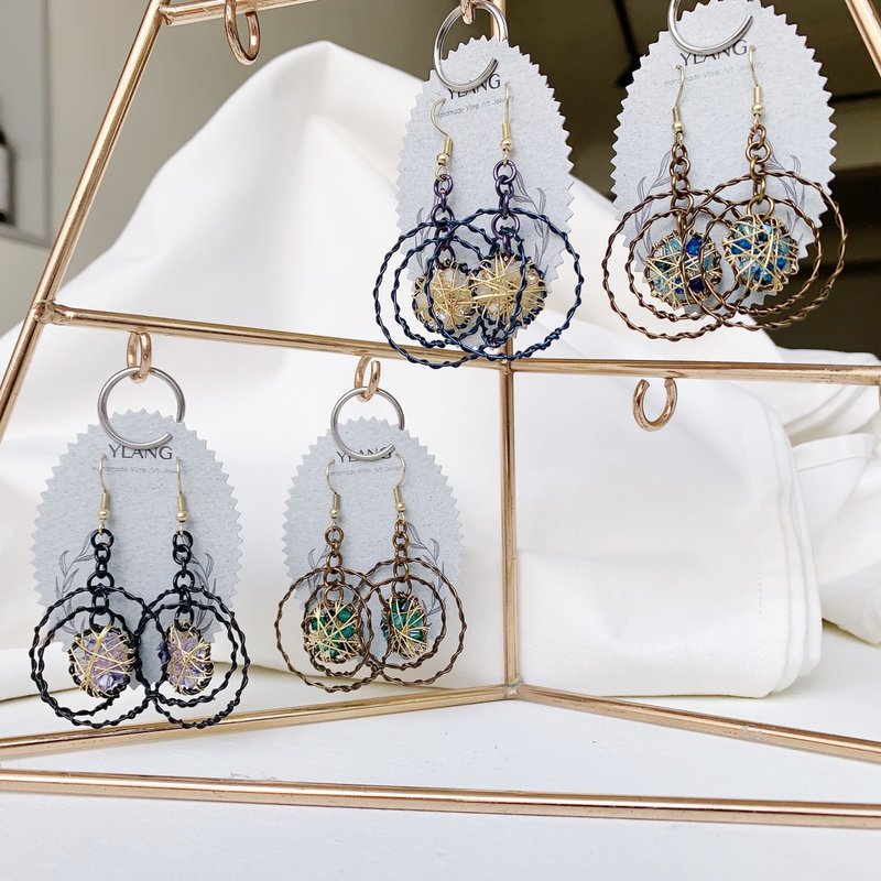 YLANG【晶网交错-深色】立体水晶缠绕耳环Swarovski/艺术铜线 - 耳环/耳夹 - 其他金属 多色