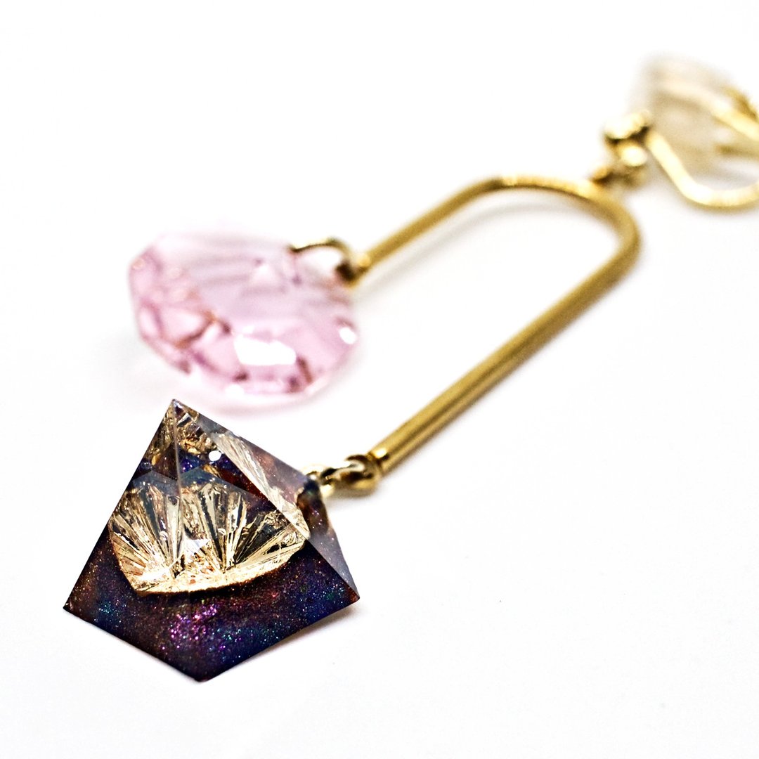 Pentagon asymmetric single Clip-On(flower lover) - 耳环/耳夹 - 树脂 多色