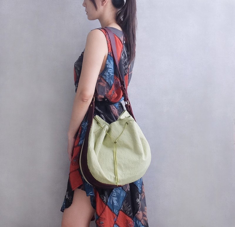 流浪的起点　斜背/侧背　无规则束口包　油蜡牛皮　日本针织水洗棉布　紫红色x浅绿 - 侧背包/斜挎包 - 棉．麻 绿色