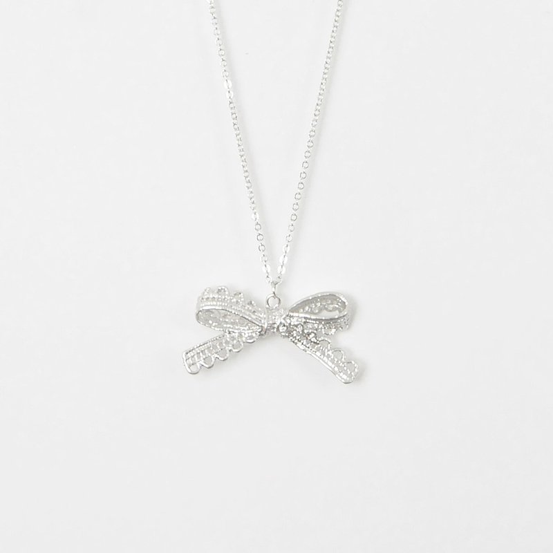 蕾丝。蝴蝶结。银 项链 Lace。Sliver Bow Necklace - 颈链 - 其他金属 银色