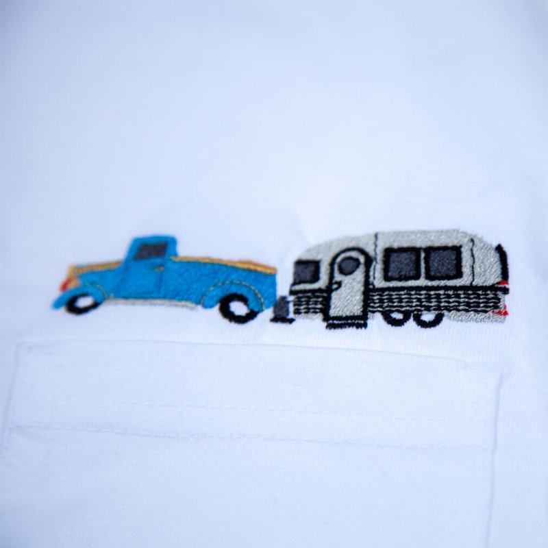 American car camper big silhouette T-shirt with embroidery pocket Unisex S ~ XL Tcollector - 女装 T 恤 - 棉．麻 白色