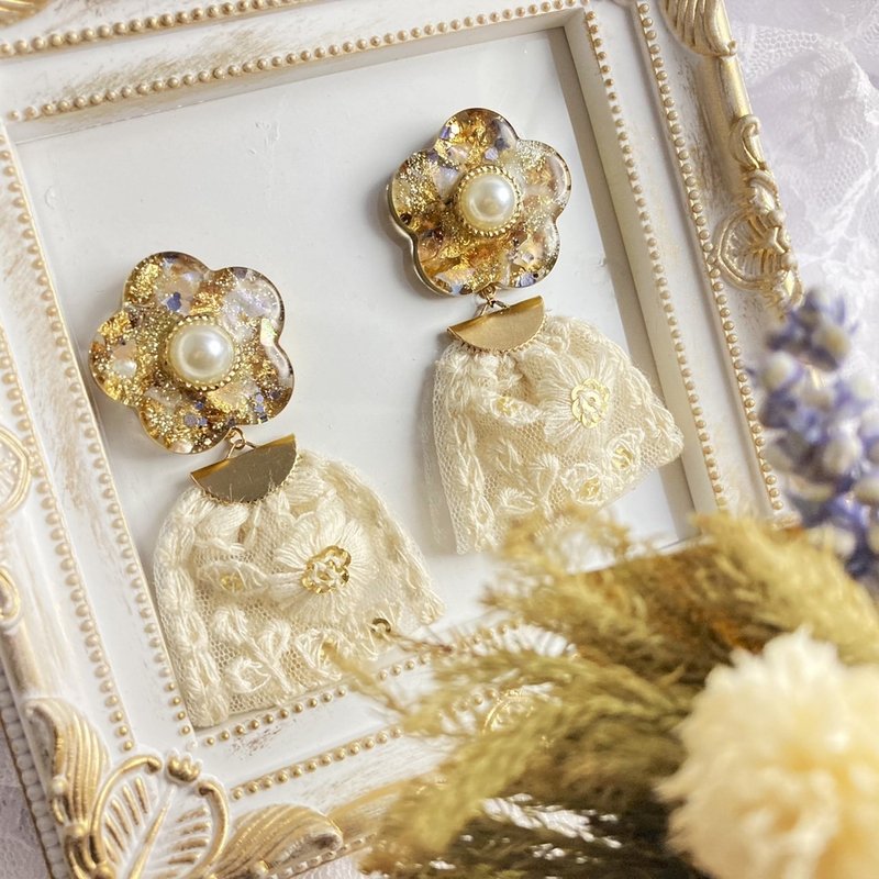 金耳针耳夹大箔贝壳闪闪发光印度刺绣丝带蕾丝花痴花痴图案透明优雅印度蕾丝 - 耳环/耳夹 - 树脂 金色