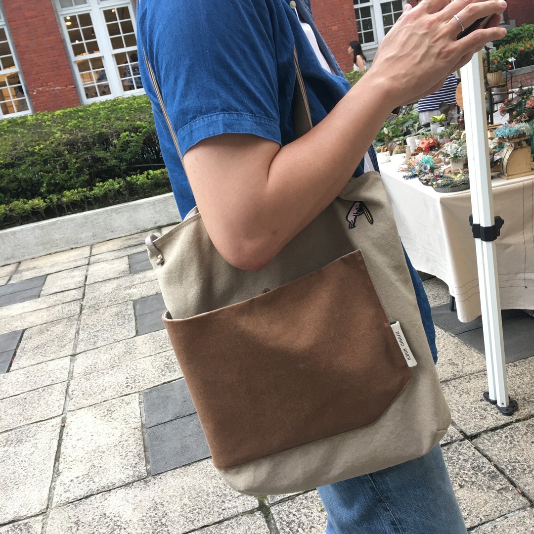 客订制 | 奶茶杏 x 驼咖啡 | 大口袋 A4托特 | 13寸笔电可进 | - 侧背包/斜挎包 - 棉 卡其色