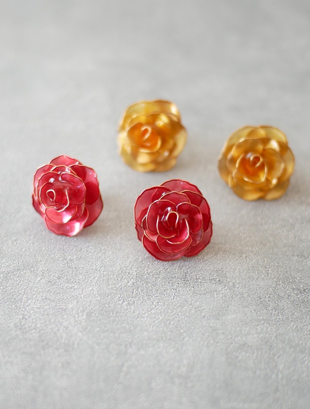 Rose - Red 耳环或夹式耳环 - 耳环/耳夹 - 树脂 红色