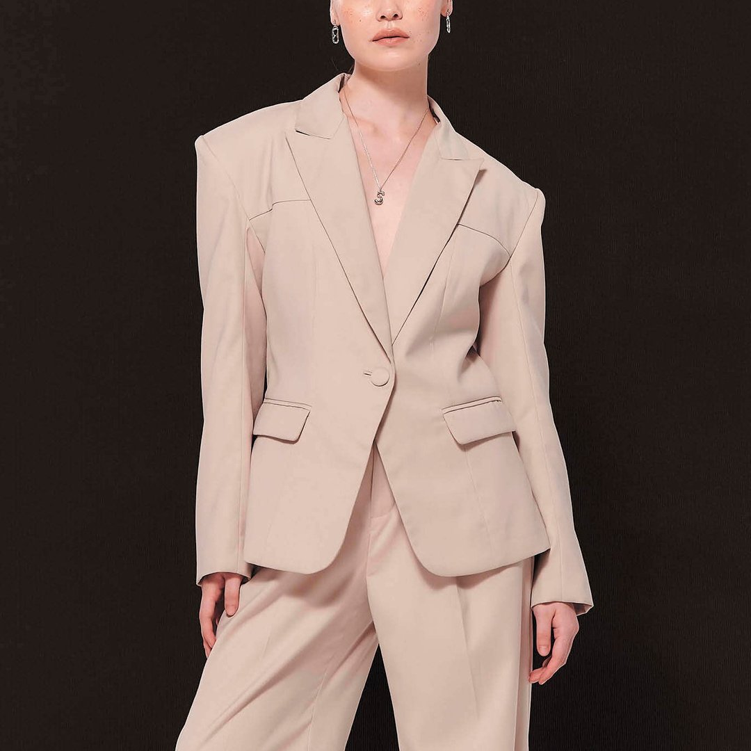 BLAZER FW23 垫肩设计，修身版型*象牙白 预购 1 周* - 女装西装外套/风衣 - 其他材质 多色