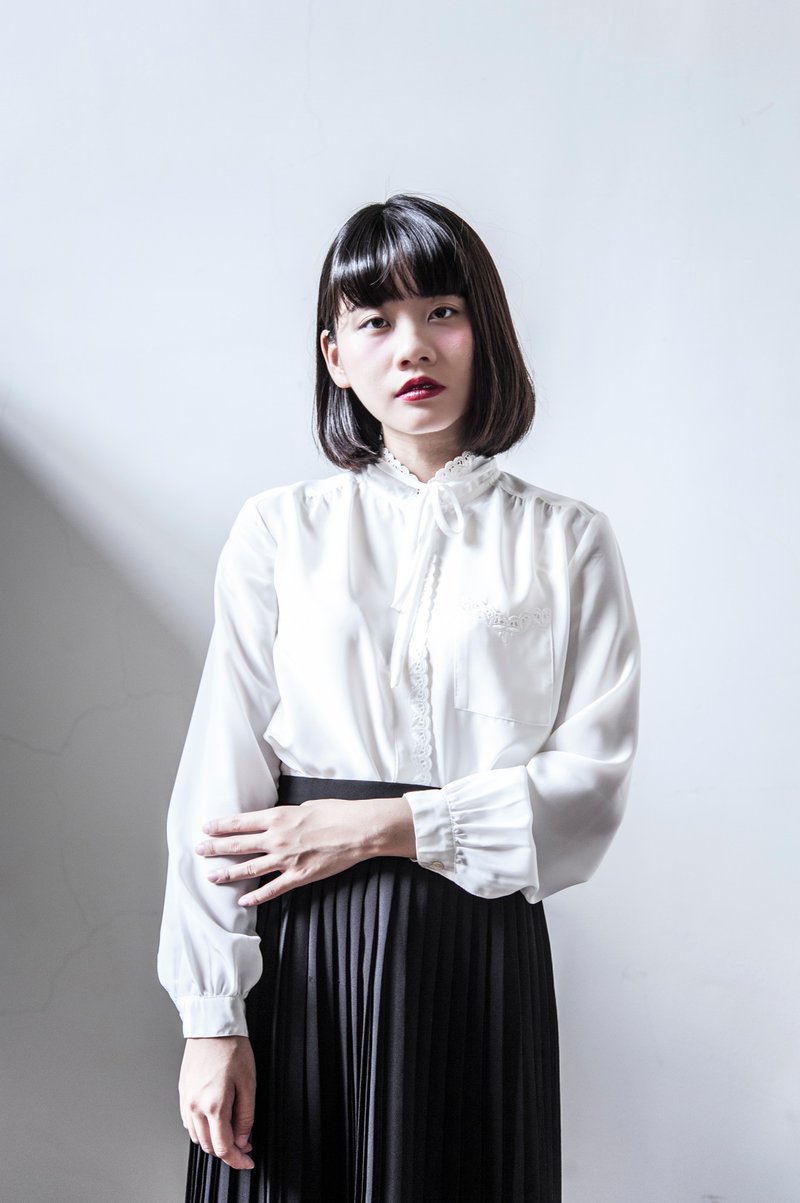 Vintage 梦幻纯白领口与口袋雕花日本制绑带古着衬衫 - 女装衬衫 - 聚酯纤维 白色