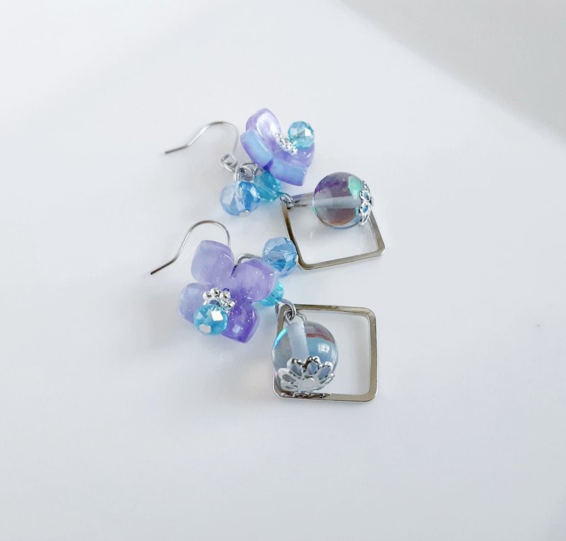 绣球花般がま口零件与月光石组合，可爱的蓝紫色梦幻耳环，花朵造型，蓝色调，礼物推荐，可改为抗过敏耳针或耳夹。 - 耳环/耳夹 - 玻璃 蓝色