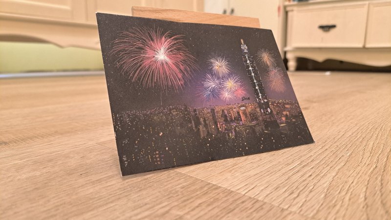 LiTTSE【台湾印象 × 城市插画系列】台北101烟火夜景 插画明信片 - 卡片/明信片 - 纸 