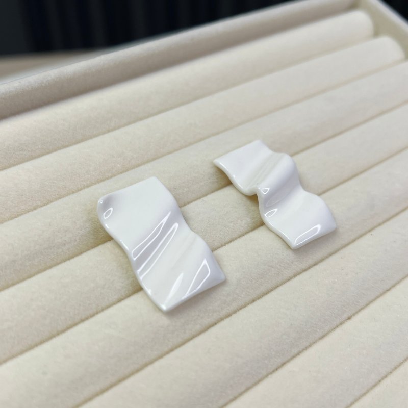 Urban Chic 白瓷耳环 Wave Fold  圣诞 派对 礼物 包装 - 耳环/耳夹 - 瓷 白色