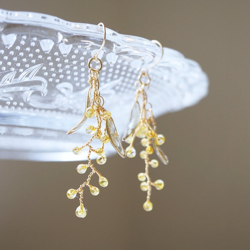 Swinging mimosa jewelry Pierce or Clip-On - 耳环/耳夹 - 树脂 黄色