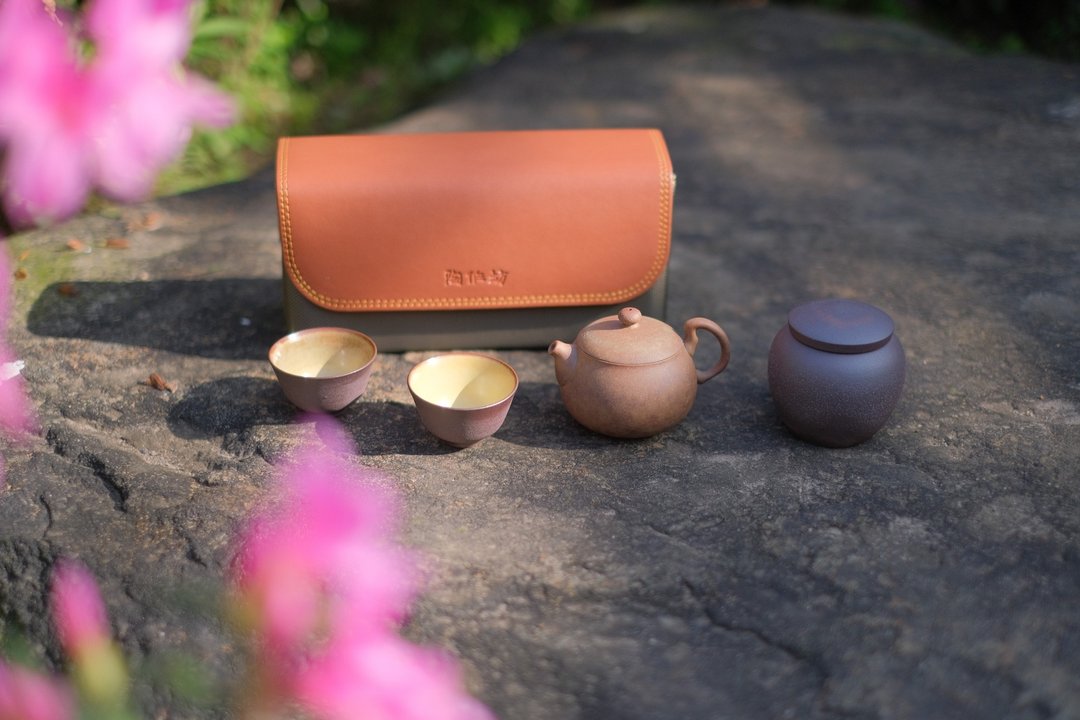 春游旅行  轻羽满富壶_火 (一壶两杯+一茶罐) - 茶具/茶杯 - 其他材质 咖啡色