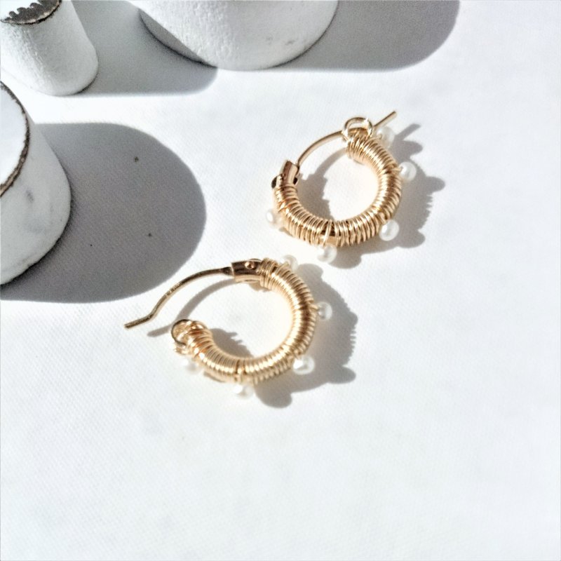 14kgf*Japanese baby pearl wrapped hoop pierced earring - 耳环/耳夹 - 宝石 白色