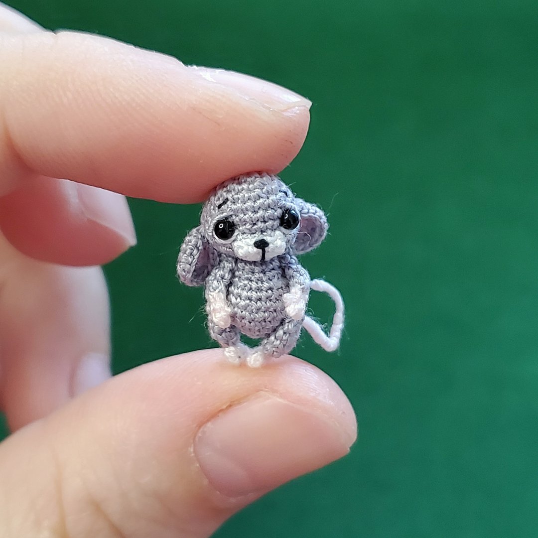 Extremely micro crocheted mouse. Dollhouse miniature. Amigurumi stuffed mouse - 玩偶/公仔 - 绣线 灰色
