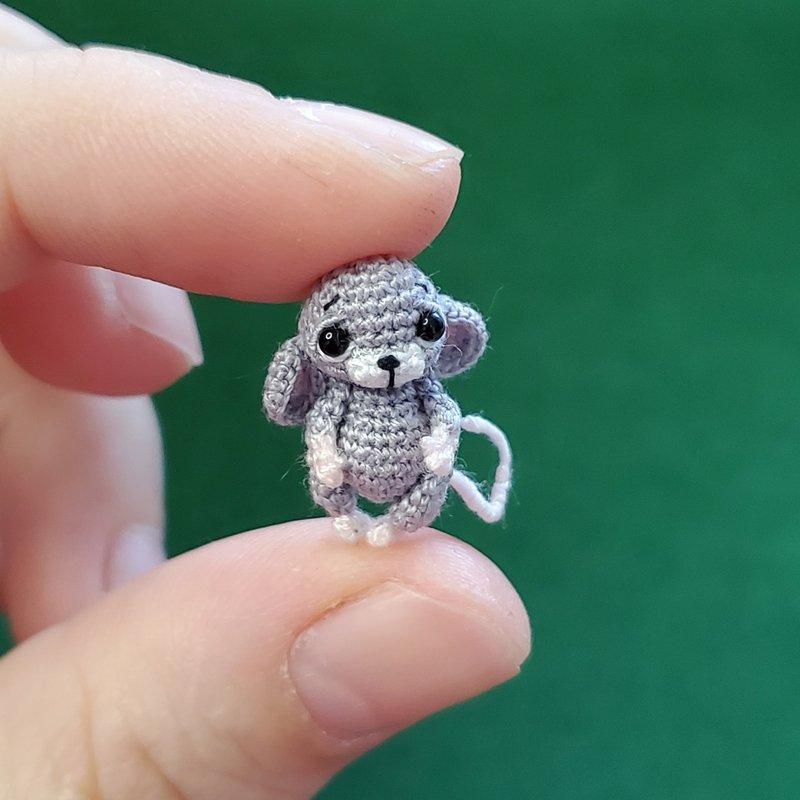 Extremely micro crocheted mouse. Dollhouse miniature. Amigurumi stuffed mouse - 玩偶/公仔 - 绣线 灰色