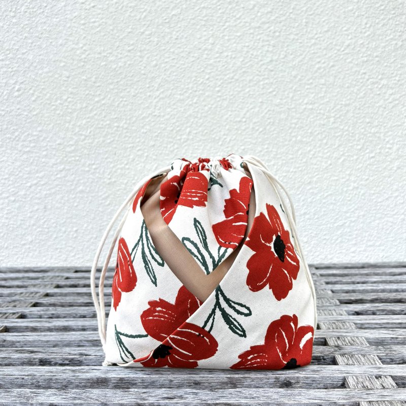 在这 TSAI CHE 日系印花束口包 优雅红花款∣棉布∣手作包∣布包 - 侧背包/斜挎包 - 棉．麻 多色