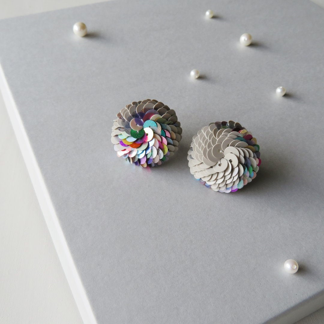 ART sequin earrings gray - 耳环/耳夹 - 其他材质 多色