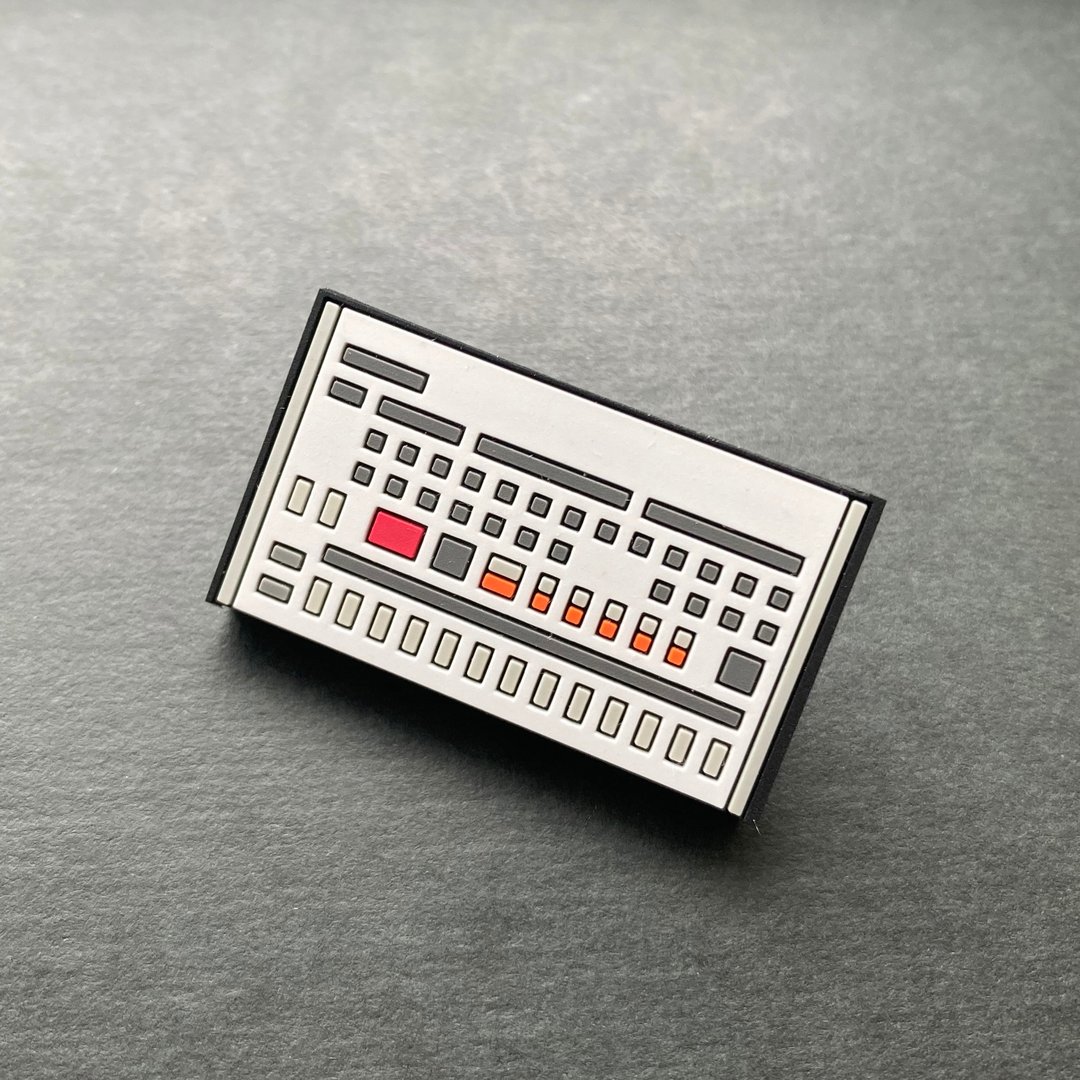 别针 节奏机 橡胶别针 02 PCM-Analog RhythmMachine 909 - 胸针 - 橡胶 白色