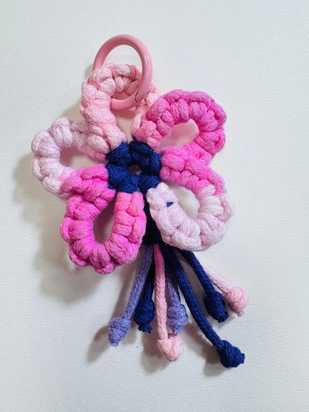 迷之作—手作handmade编织渐层粉嫩花吊饰 - 吊饰 - 棉 粉红色