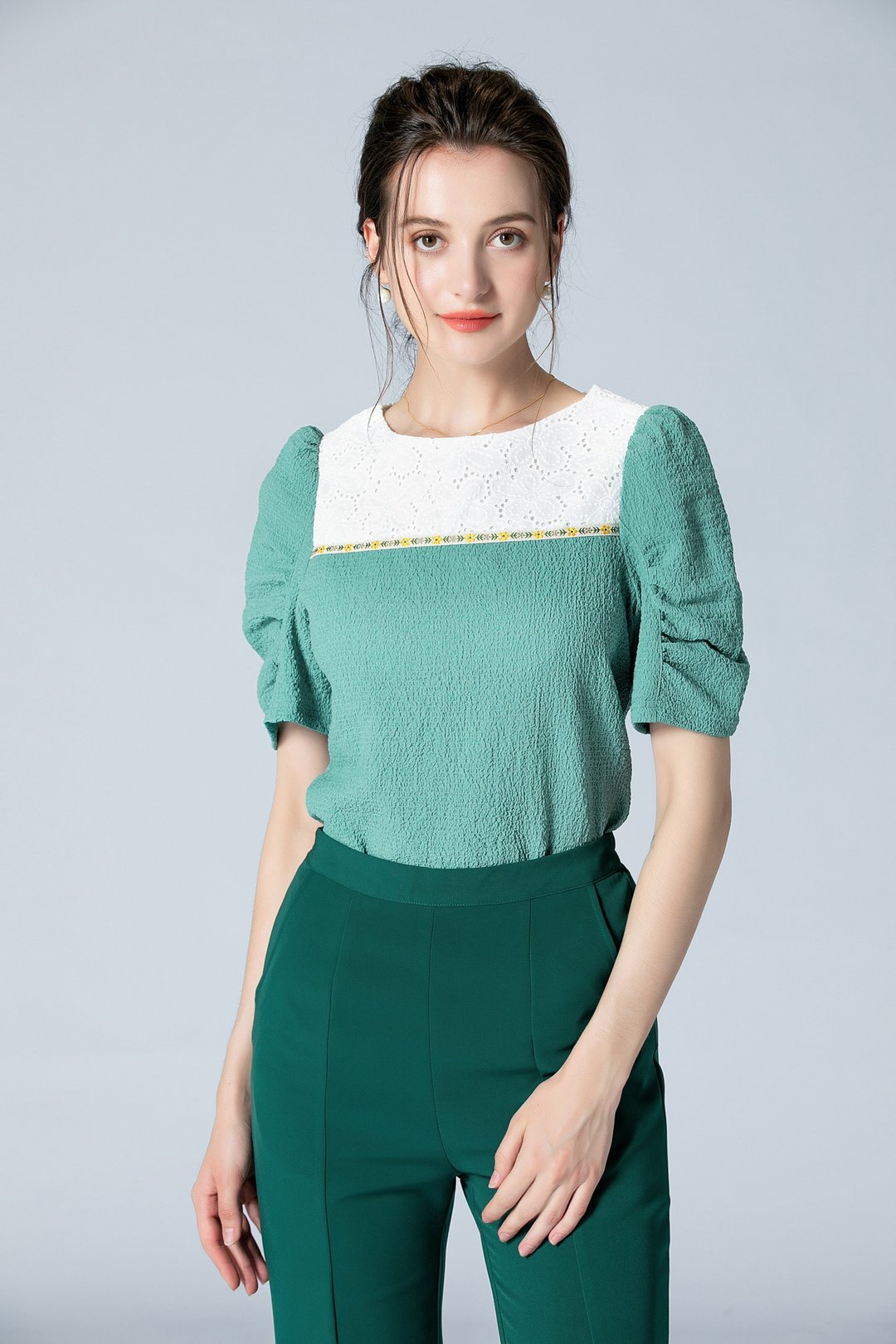 蕾丝拼布泡泡袖上衣/绿色/半里衬 - 女装上衣 - 聚酯纤维 绿色