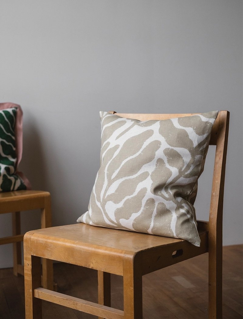 北欧设计师款 – 抱枕套 LEAVES CUSHION COVER, SAND 叶片 - 枕头/抱枕 - 棉．麻 卡其色