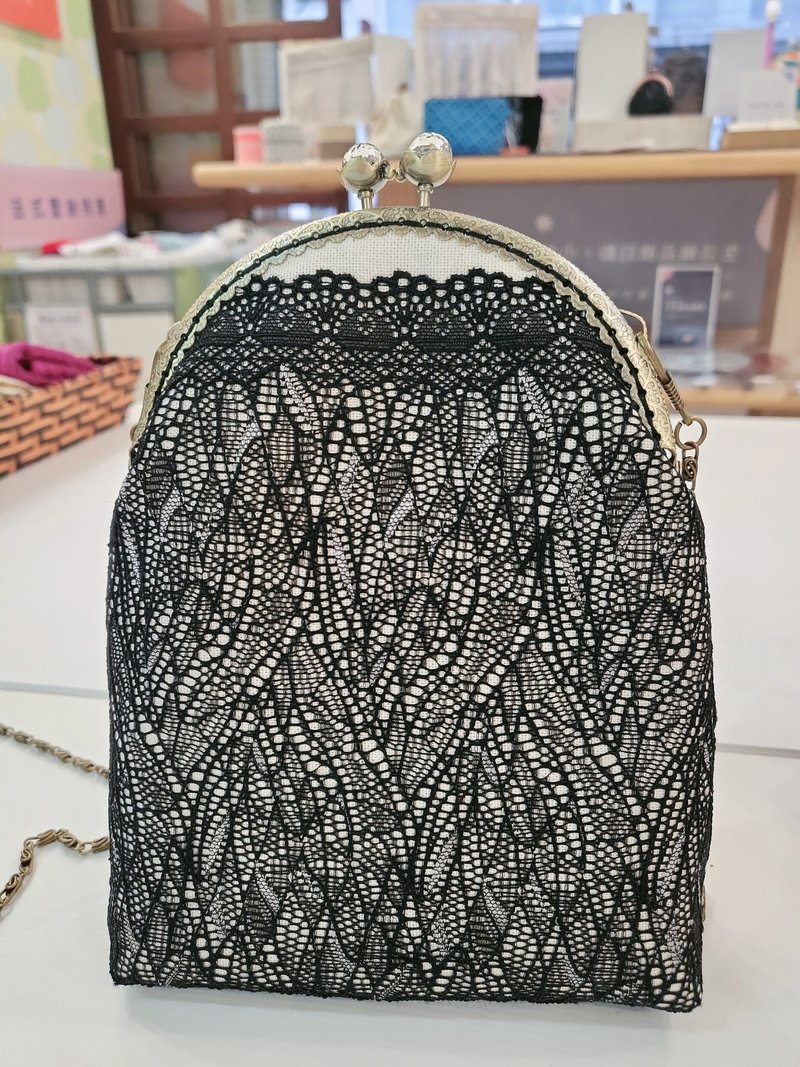 简约叶子缕空图腾手机包.蕾丝系列.手作台湾制 - 侧背包/斜挎包 - 其他材质 黑色