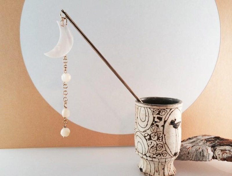 Crescent moon and moon drops ◇ Pearl shell ◇ Brass hairpin - 发饰 - 宝石 