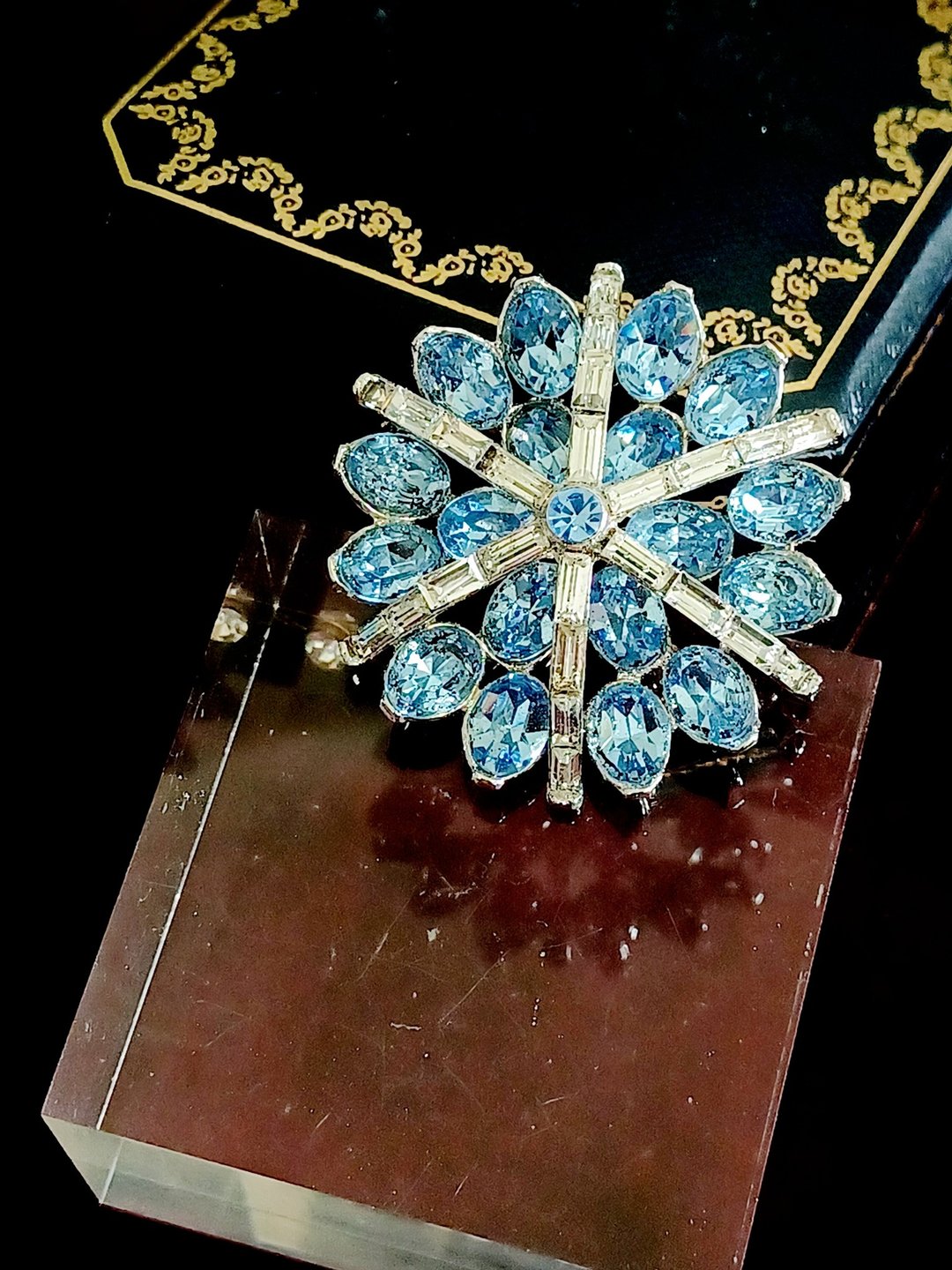 vintage jewelry Trifari 经典立体淡蓝莱茵花卉 别针 胸针 - 胸针 - 其他金属 