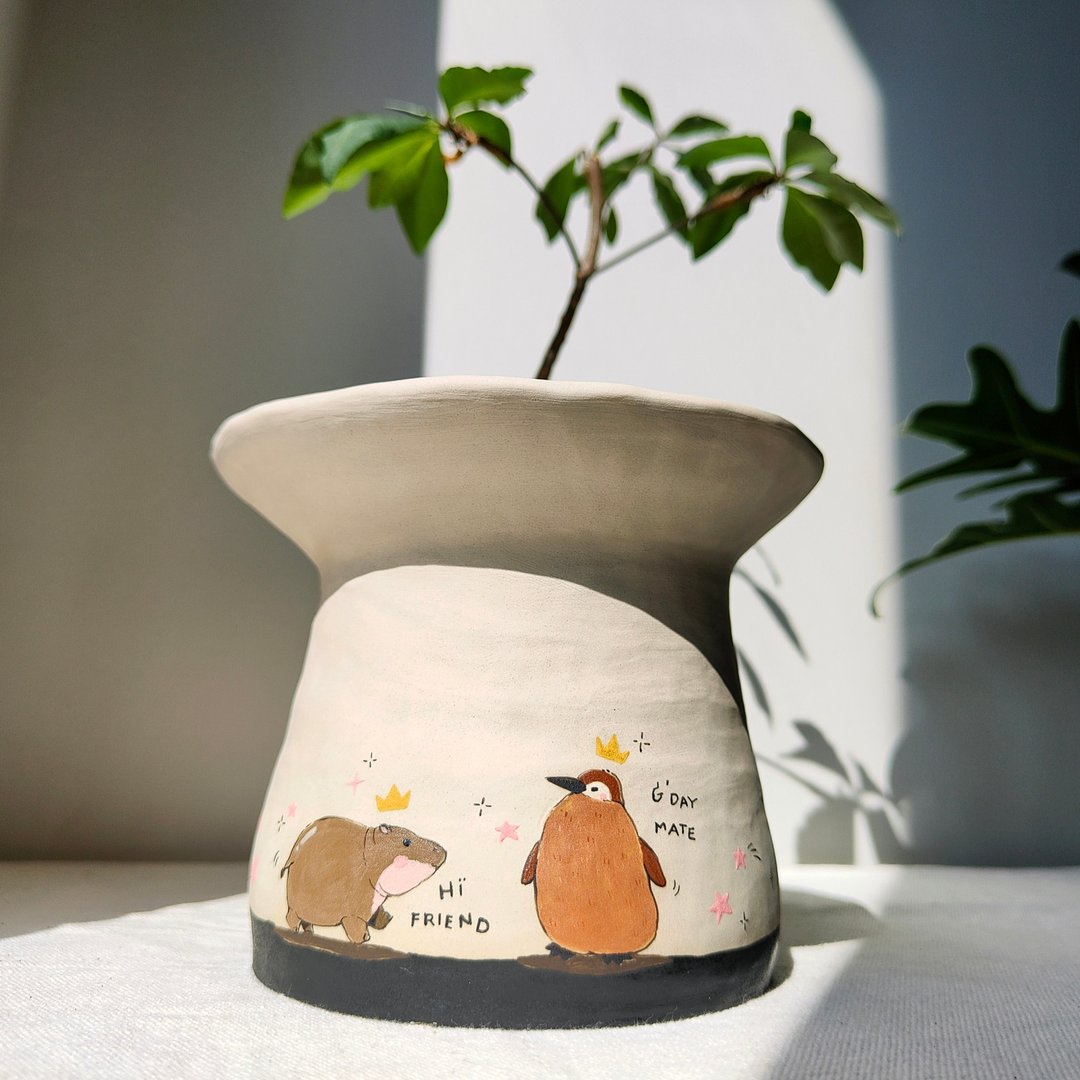Moodeng and Pesto painted on creamy-white planter. - 花瓶/陶器 - 陶 