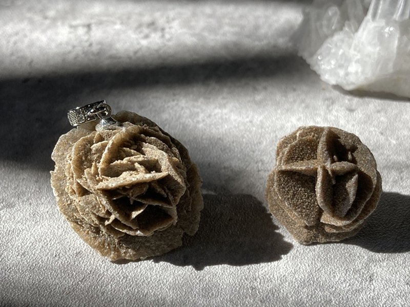 【摩洛哥沙漠玫瑰石。千层玫瑰吊坠】单品保证、仅一件、沙漠矿石 - 锁骨链 - 其他材质 卡其色