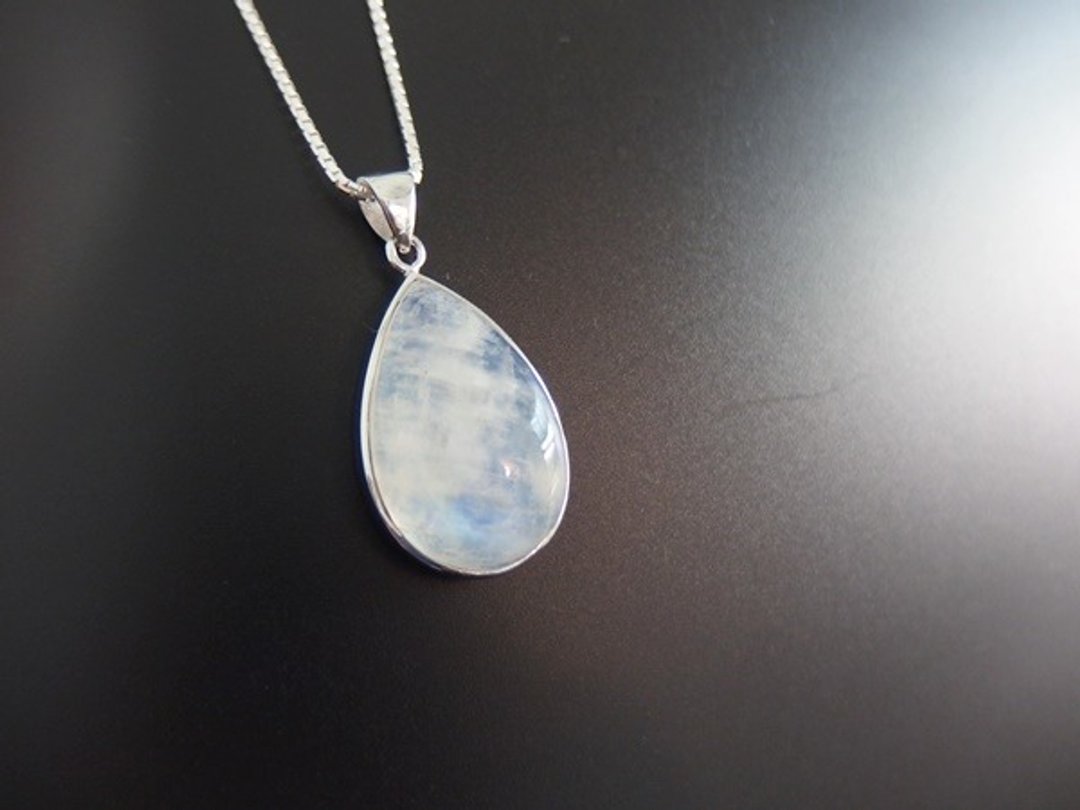 蓝光月光石纯银吊坠  Moonstone Silver Pendant - 项链 - 宝石 白色