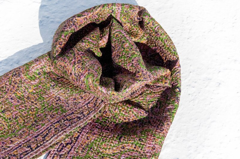 情人节礼物 生日礼物 母亲节礼物 限量一件 手缝纱丽布丝巾 / 刺绣丝巾 / 丝绸刺绣围巾 / 手缝纱丽线丝巾 / 印度丝绸刺绣围巾 - 绿色田园花草森林系图腾 - 丝巾 - 丝．绢 多色