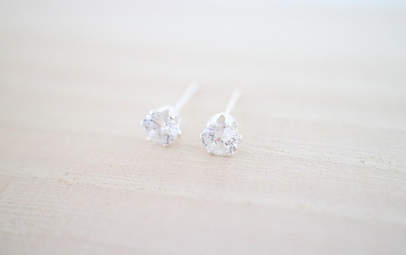 锆石耳环 纯银耳环 5mm锆石 一对 抗敏 生日礼物 纪念日 - 耳环/耳夹 - 其他金属 白色