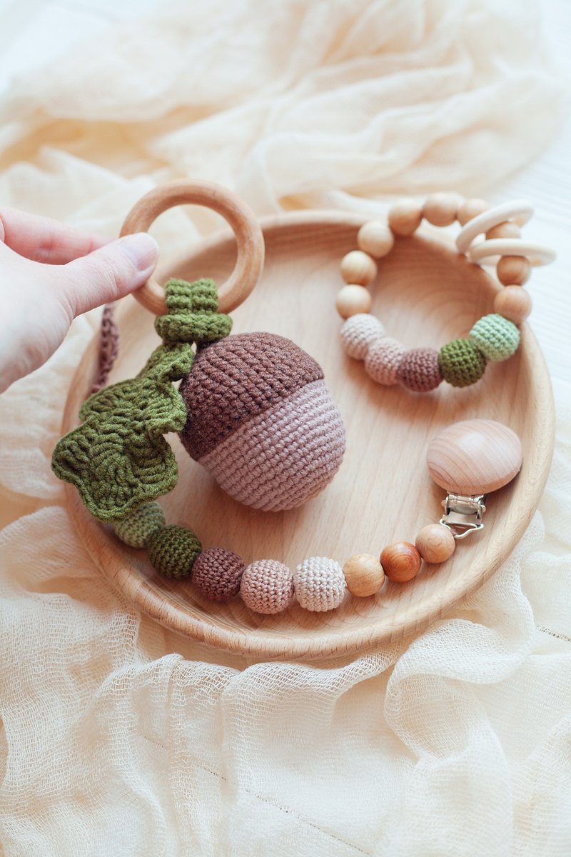 Forest Baby Gift Box: Acorn Rattle Toy, Teething Ring and Pacifier Clip Holder - 满月礼盒 - 木头 咖啡色