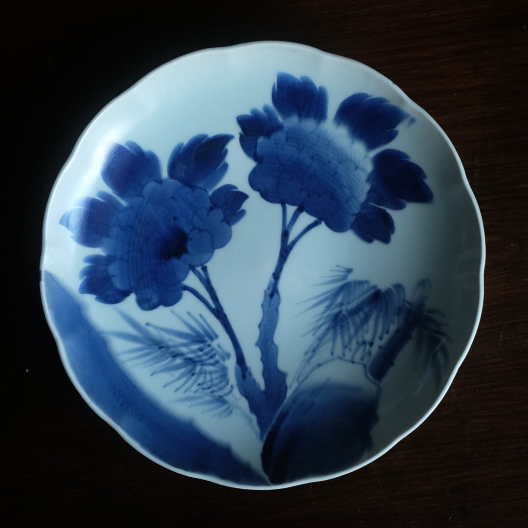Pinkoi 代购 - 令人想盛装火锅食材的器皿◆大朵芍药与岩石上的竹子。伊万里染付大盘 古董・antiques 江户末期 个体 A - 浅碟/小碟子 - 陶 蓝色