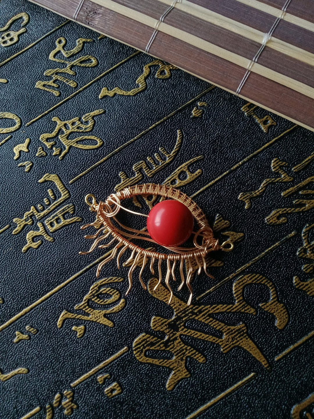 佚名山河。项链。克苏鲁(?)眼睛。朱砂。金属编织 - 项链 - 半宝石 红色