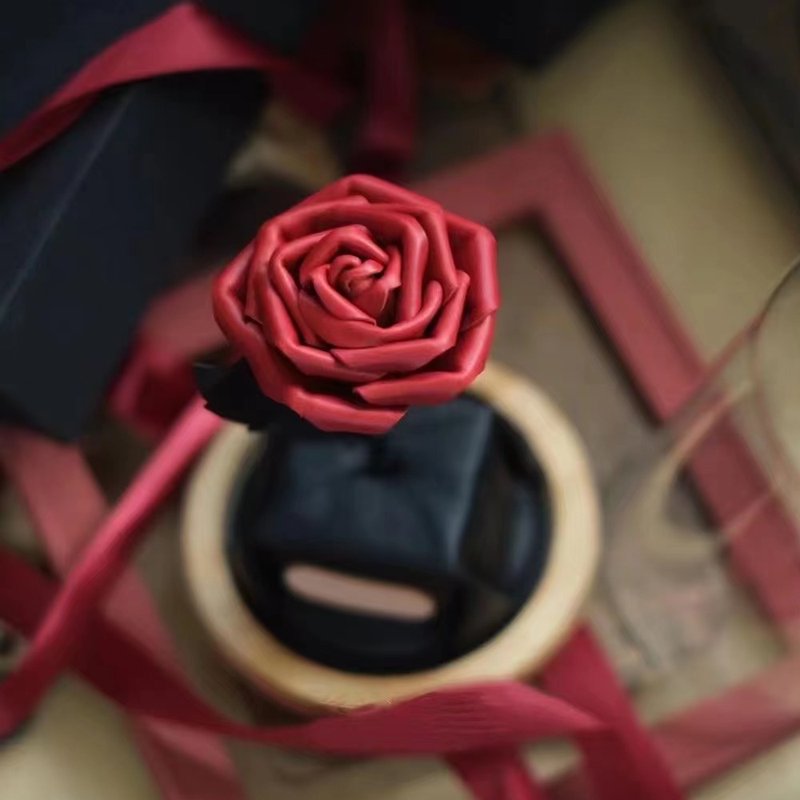 牛皮玫瑰花【免費刻字】手工真皮永生花 情人節禮物 裝飾擺件花藝 - 摆饰 - 真皮 红色