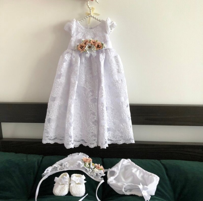 White dress with lace, pearls, belt with flowers, bonnet, panties and shoes. - 童装礼服/连衣裙 - 其他材质 白色