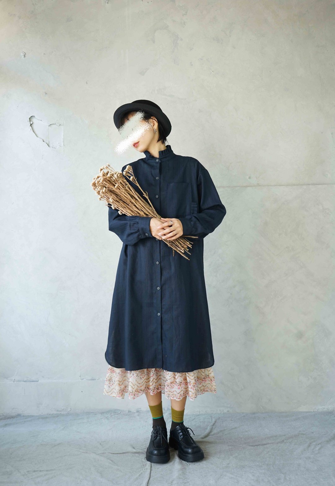 设计手作-文艺少女深蓝亚麻料压褶领后开衩长版衬衫洋装 - 女装衬衫 - 棉 蓝色