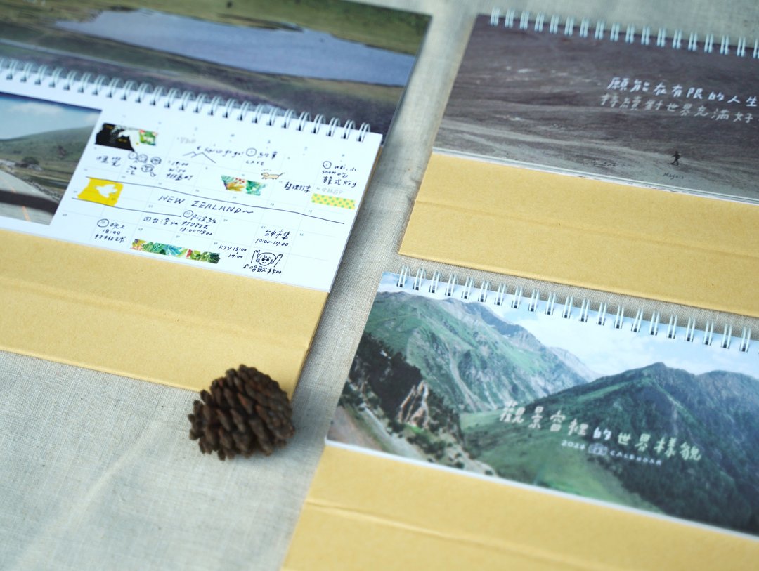 2024 CALENDAR | 观景窗里的世界样貌 |－三角桌历 - 年历/台历 - 纸 