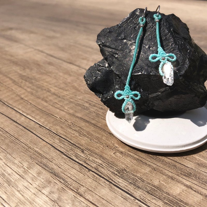 闪灵钻蝴蝶结耳饰 粉蓝色 Herkimer Diamond Tiny Bow Earrings - 耳环/耳夹 - 水晶 蓝色